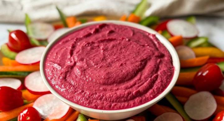 Színes, ropogós francia zöldségtál céklás hummusszal: Meghan Markle kedvence a crudités