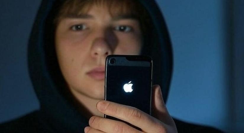 Irdatlan sok biztonsági hibát javított az Apple az iPhone-okban