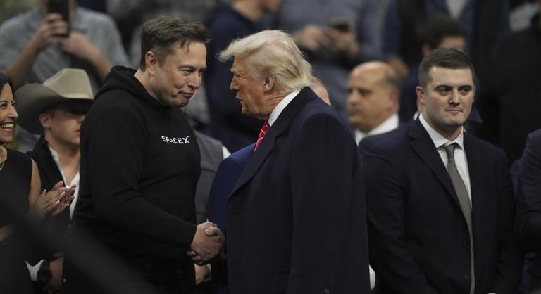 Donald Trump a tanácsadóinak Elon Musk visszaléptetéséről beszélt