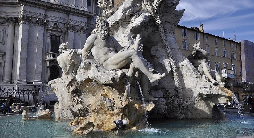 Róma híres szökőkútját a benne úszkáló turisták rongálhatták meg