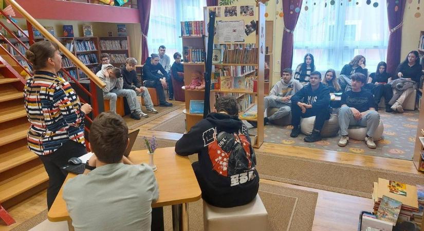 Kódfejtő könyvvadászaton tanulták meg az egyik legalapvetőbb tárgy történetét a kis diákok