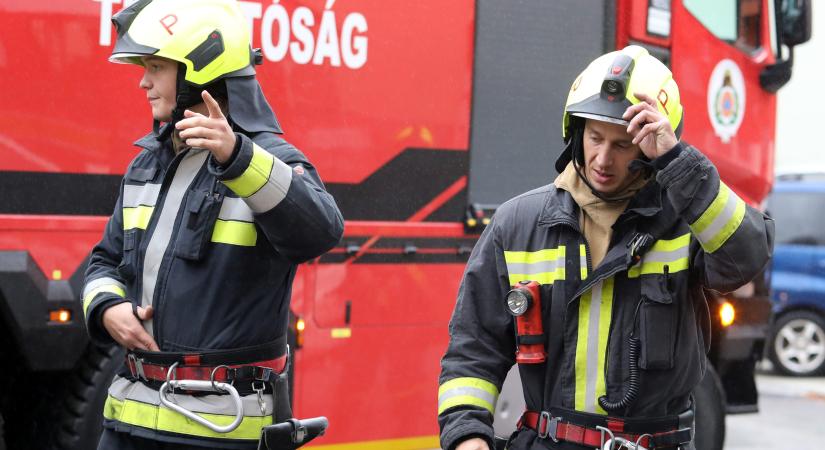 Életmentéshez rohantak a pécsi tűzoltók: betemetett a törmelék egy munkást