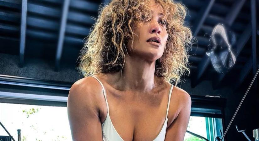 Egy világ csodálja Jennifer Lopez végtelenül formás fenekét