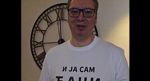 Vučić „Én is ćaci vagyok” feliratú pólóban gratulált az egyetemisták napja alkalmából