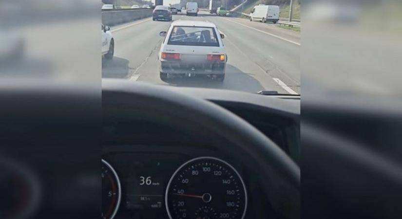 Negyvennel cammogott az idős sofőr az M7-es bevezető szakaszán - videó