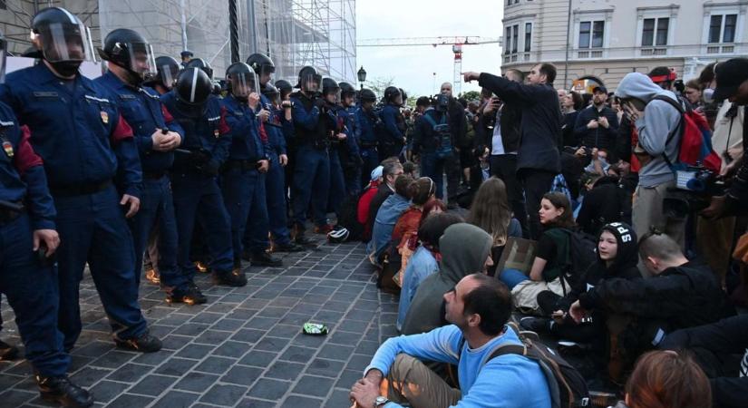 A 444-es Ács Dani ma azt mondta az MTVA előtt, hogy egy momentumos aktivistákból álló 40 fős TÖMEG (!) gyűlt össze