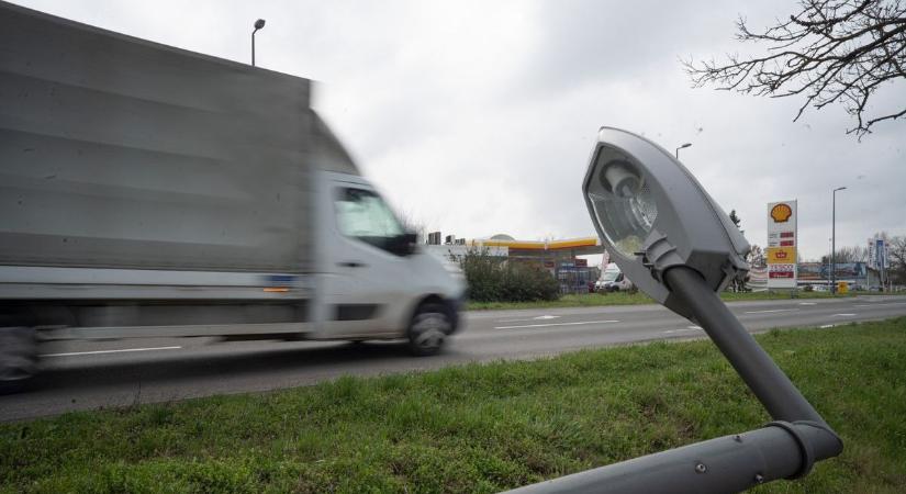 Hónapok óta fekszik a lámpaoszlop a 47-es mellett, mindenki a másikra mutogat