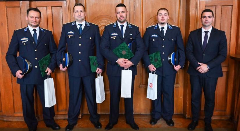 A fuldokló túri fiúnak már csak az arca látszott ki a vízből, amikor szétnyílt a nádas a parton