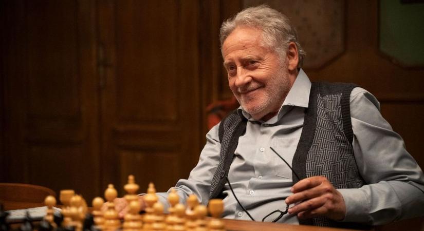 Koltai Róbert Tatán kávézott – mutatjuk a tóparti fotóját