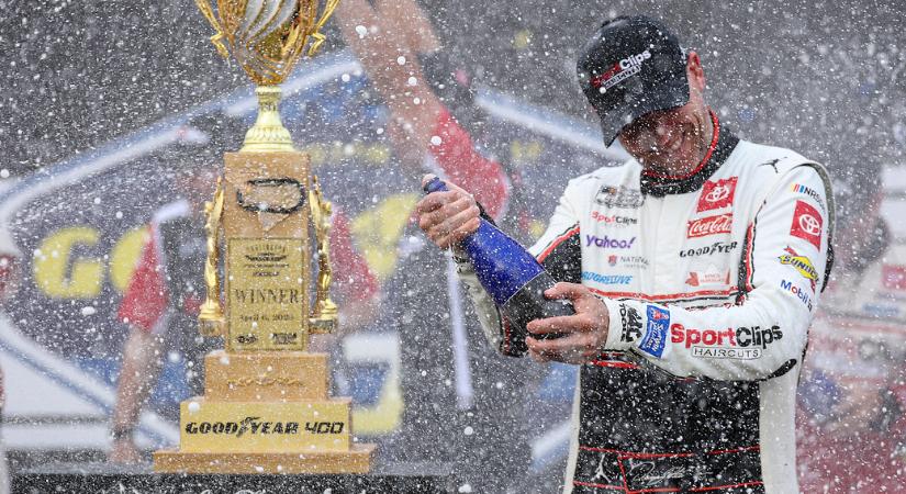 Hamlin hosszabbításban győzte le a domináns Byront Darlingtonon, ahol a 165 kör hátrányban lévő Larson döntötte el a show-t