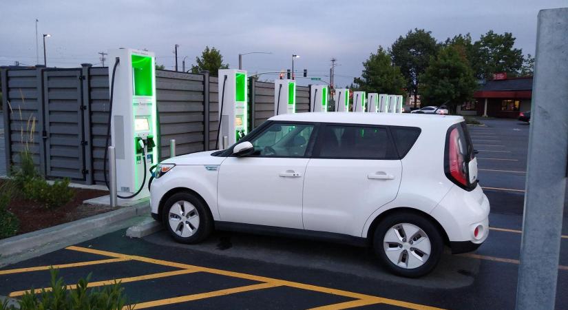 Kihalóban van a CHAdeMO csatlakozó?