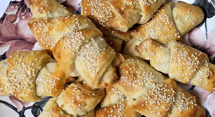 Pihe-puha szezámmagos, vajas kifli: kezdőknek is sikerülni fog