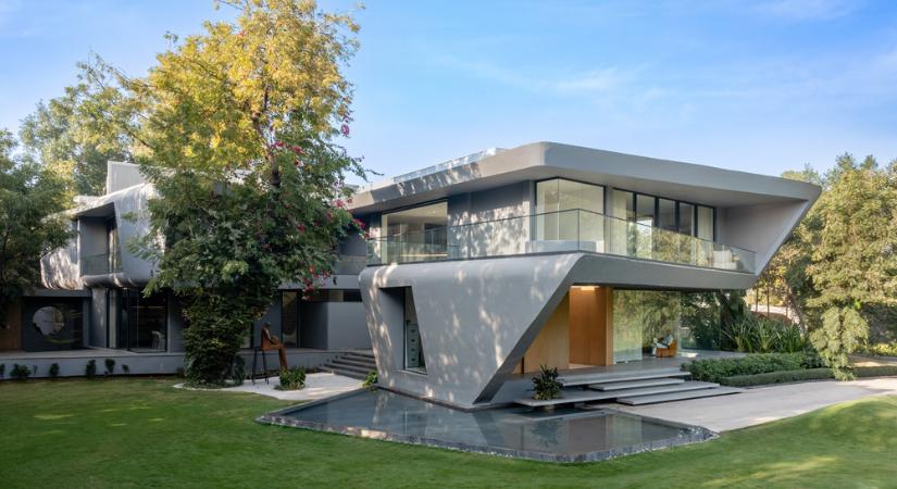 Fák közé fonódó kortárs villa