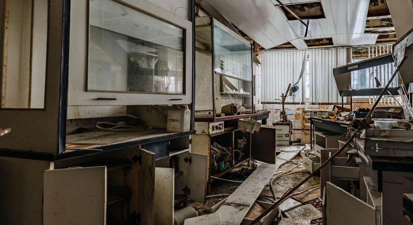 Titkos járat tárult fel egy elhagyatott laboratóriumban, az egyik ajtó mögött lévő terem minden képzeletet felülmúlt