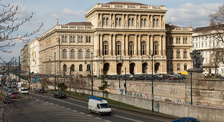 Továbbra is forrnak az indulatok, folytatódik a tudósok pere