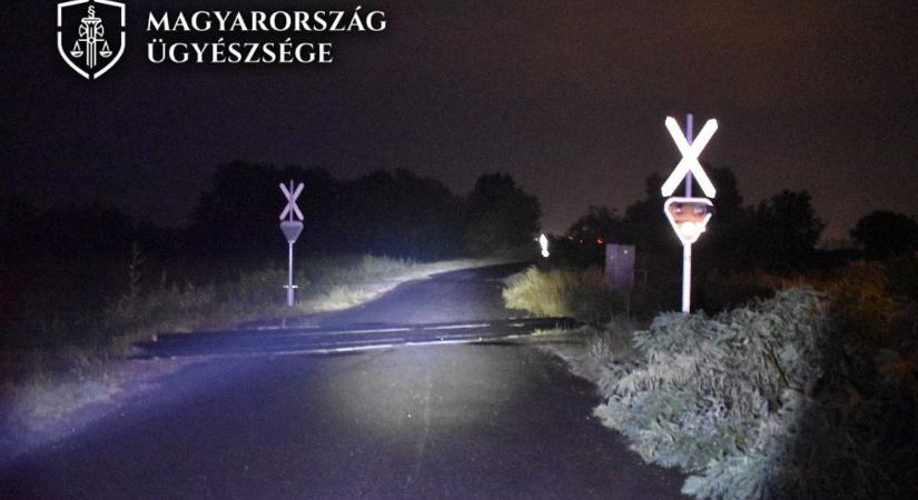 Bejelentette a lopást - Elfelejtette, hogy a síneken hagyta autóját