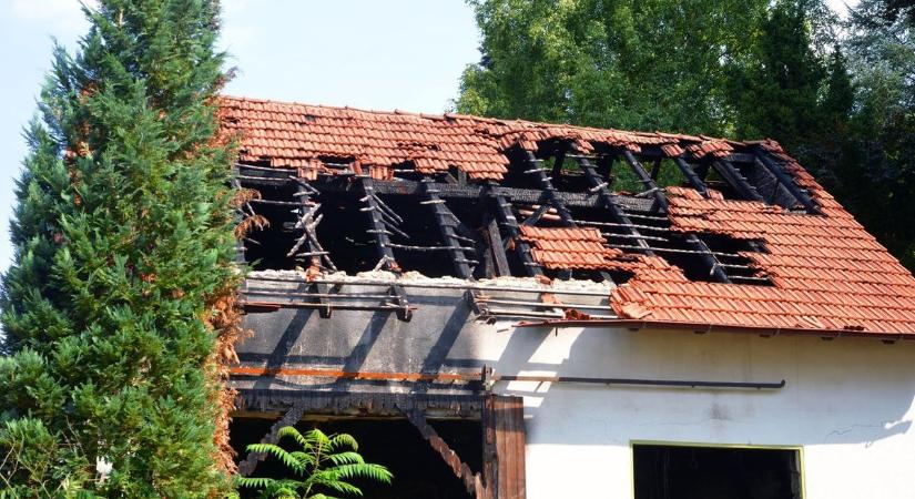 Leégett egy lakóház a vármegyehatárnál