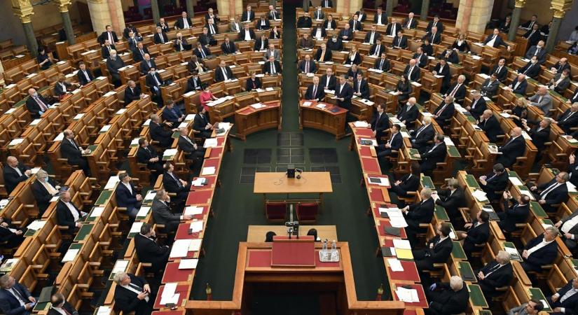 Családtámogatásokkal kapcsolatos javaslatokról tárgyal a parlament