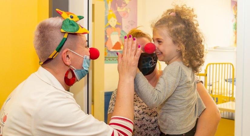 Vidámságot visznek a kórházba Kecskeméten is – most te is segítheted a Bohócdoktorok munkáját!
