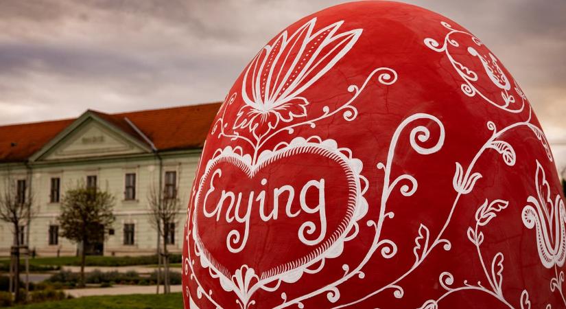 Enying tavaszi szenzációja – itt áll Magyarország legnagyobb húsvéti tojása