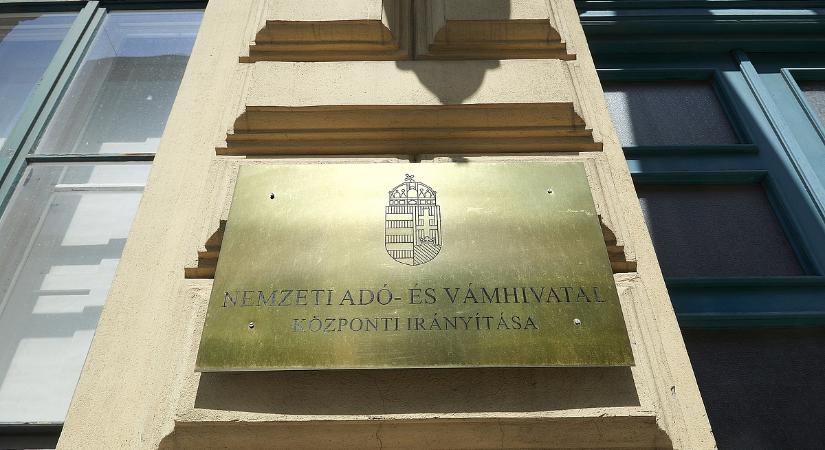 Brutális csalás: Ezt kell tennie, ha SMS-ben küld értesítés az adóhivatal