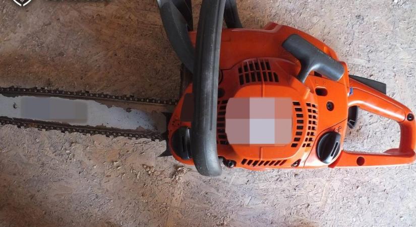 Kocsiba tuszkoltak és elraboltak egy férfit egy láncfűrész miatt
