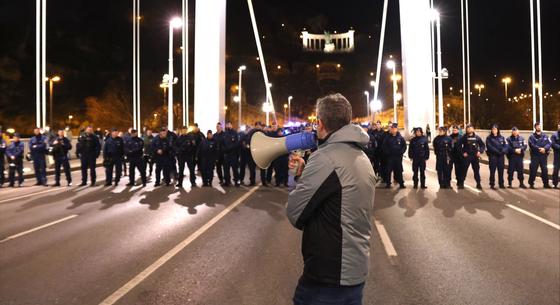 Hadházy szerint a hatalom retteg, ezért korlátozzák a tüntetés időtartamát