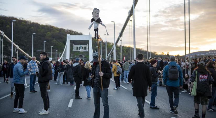 Polgári engedetlenkedő tanár és lemondott törvényszéki bíró is felszólal majd az Erzsébet hídon