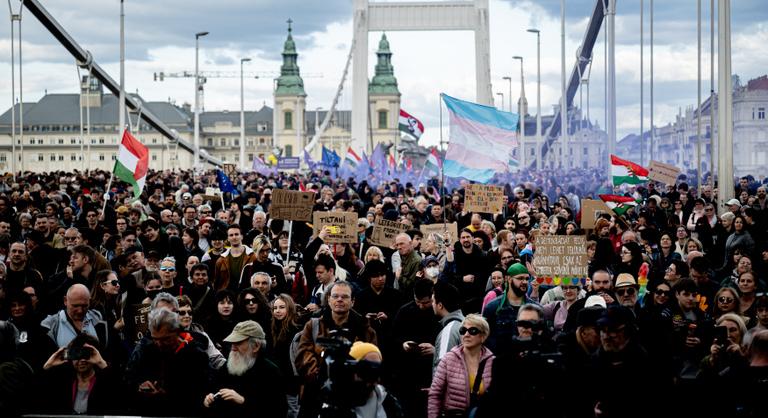 Századvég: A lakosság többsége elutasítja a Pride-ot és a hídfoglalást