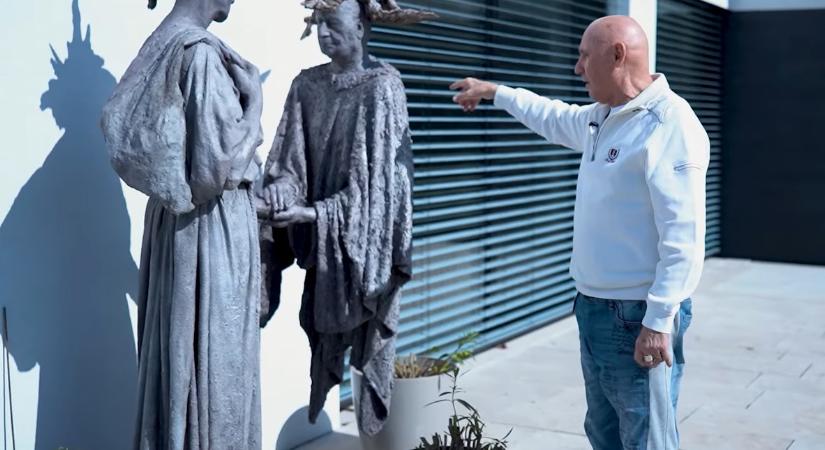 Videón, hogy Pataky Attila megmutatja, meddig ér a kertjében levő szobor aurája: Aki utánanéz, az a csodák birodalmába jut!