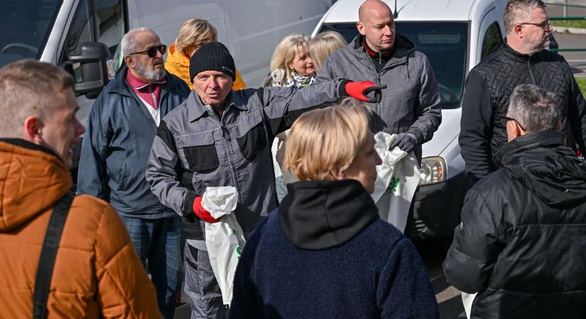 Meglepő dologokra bukkantak az egri vár mellett a szemétszedők  fotók, videó
