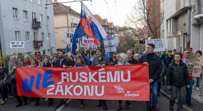 Újra elhalasztotta a koalíció a civilek által csak „orosz törvénynek” emlegetett jogszabályról való szavazást