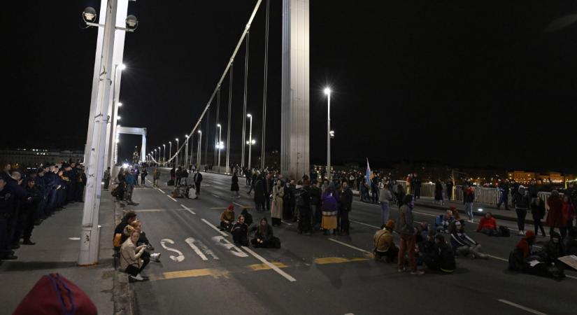Folytatódik: ismét lezárnak hidakat a fővárosban, óriási káoszra kell számítani kedd délután, este