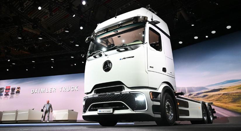 Újabb pofon a német autóiparnak: már a haszongépjárműveket sem veszik – lelombozó eredményeket közölt a Daimler