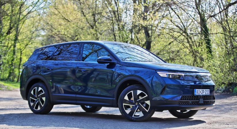 Kipróbáltuk az Opel vadiúj szabadidő-autóját! Friss fotókon a kívül-belül nagyot villantó Grandland