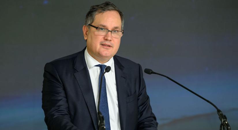 Olcsóbb lesz a bankolás és a telekommunikációs díjak - máris léptek a szolgáltatók