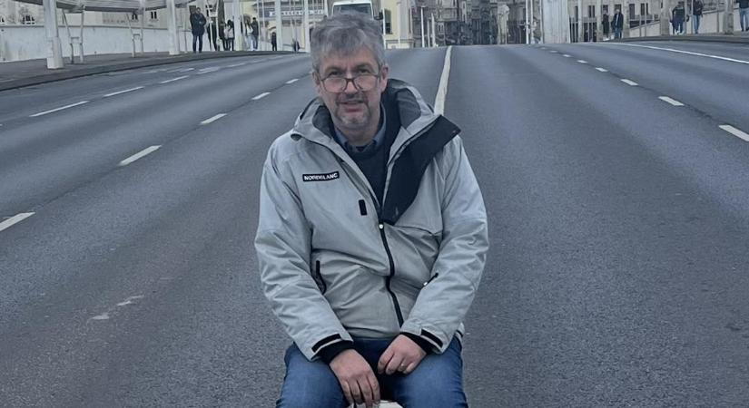 Hadházy Ákos egy kempingszéken ücsörögve várja a tüntetőket - egyetlen csokorba szedtük a nap legjobb képeit