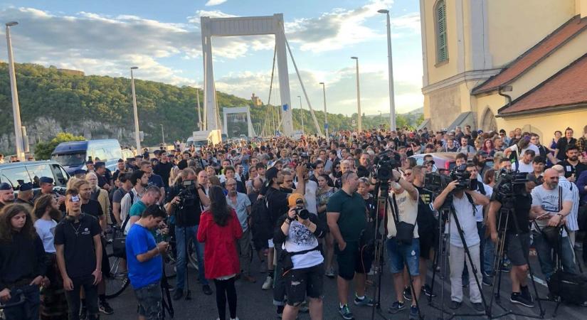Megkezdődött a hídfoglalás az Erzsébet hídon