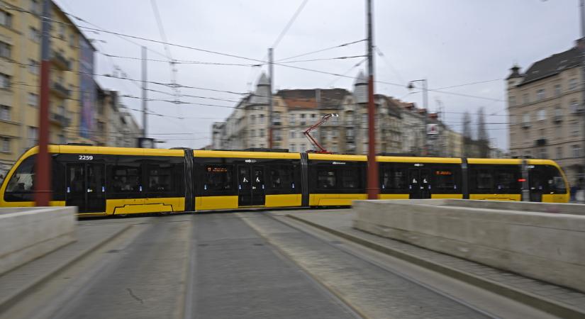 Folyamatosan érkeznek az új CAF-villamosok Budapestre