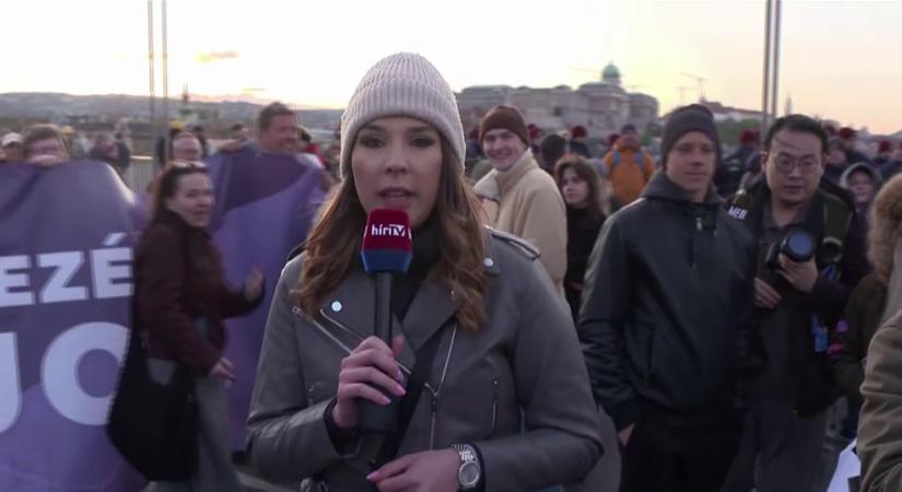 Őrjöngenek a tüntetők, ha felbukkan a HírTV riportere és kamerája  videó