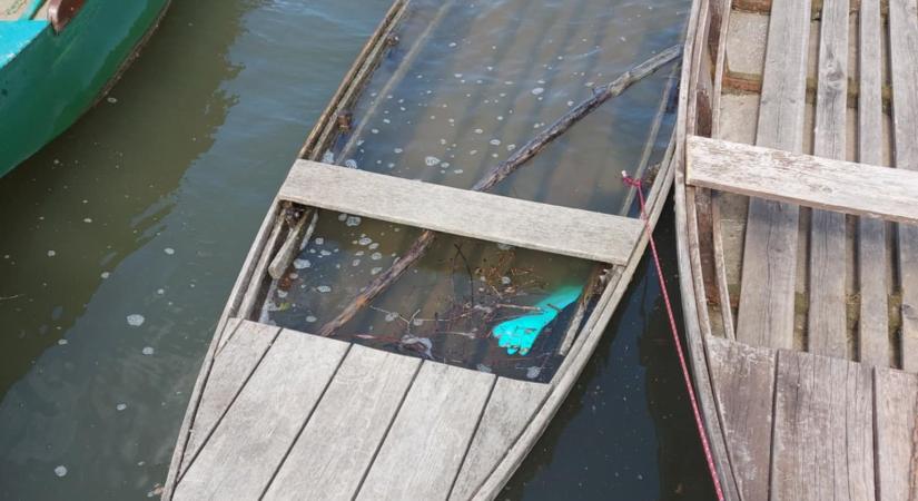 Megfúrták a csónakot, bajban a horgászok