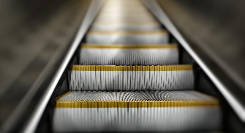 Tűz a 2-es metróban, menekíteni kellett az utasokat