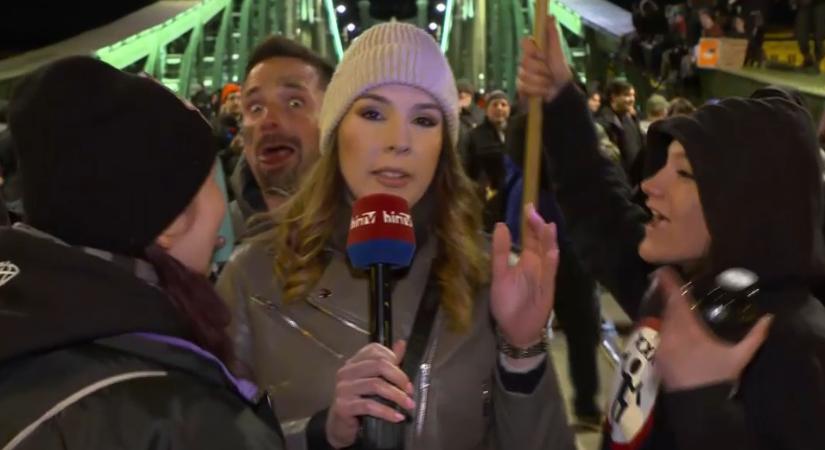 A Szabadság hídon a pride-párti tüntetők és nem szállnak le a HírTV riporteréről  videó