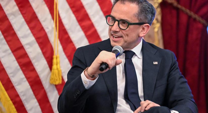 „Vannak cégek, amelyek készek segíteni” – Finom célzásokat tett az új amerikai ügyvivő, hogy az Orbán-kormánynak előbb-utóbb oldalt kell választania