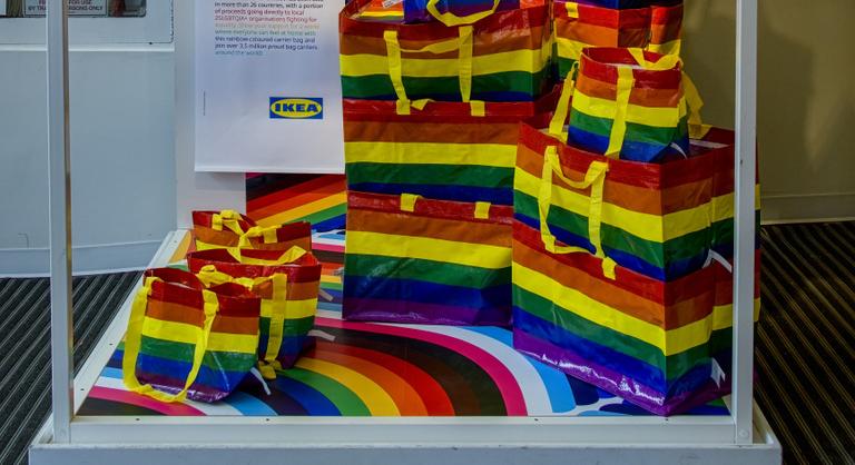 Nem hátrál ki az IKEA a Pride mögül, továbbra is gyártják a szivárványos táskákat