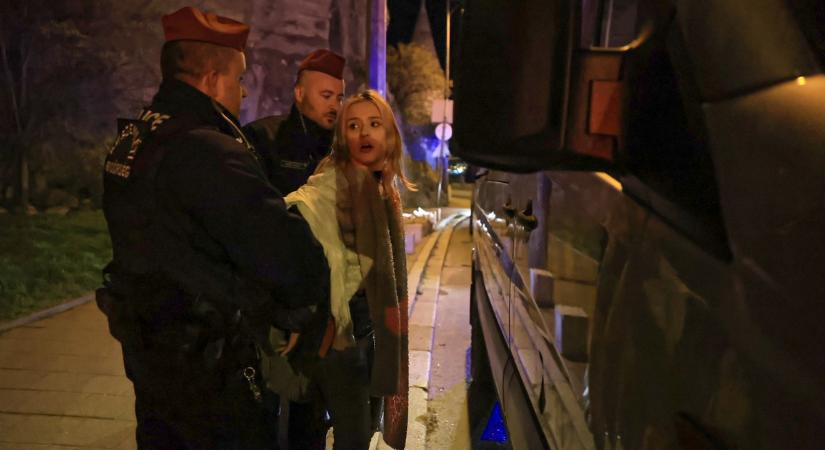 Megszólalt a Blikknek Petra, akit a rendőrök vittek le a Szabadság hídról - „Nem akartam megütni a rendőrt”