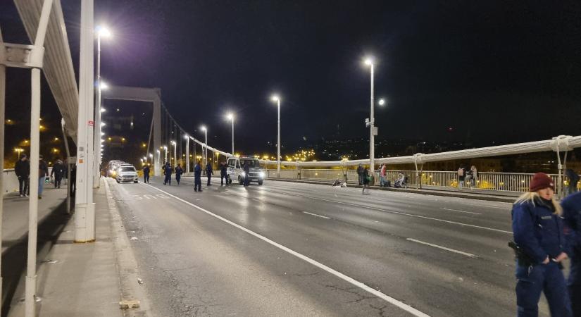 Kitartottak hajnalig 4-ig a tüntetők az Erzsébet hídon