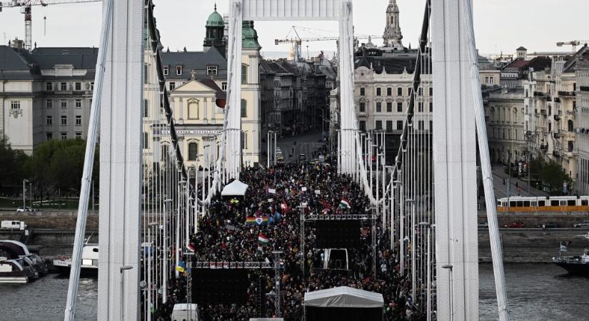 Lezárt hidak, szivárványos dínó, lyukas nemzeti zászló – képeken a kedd esti tüntetés