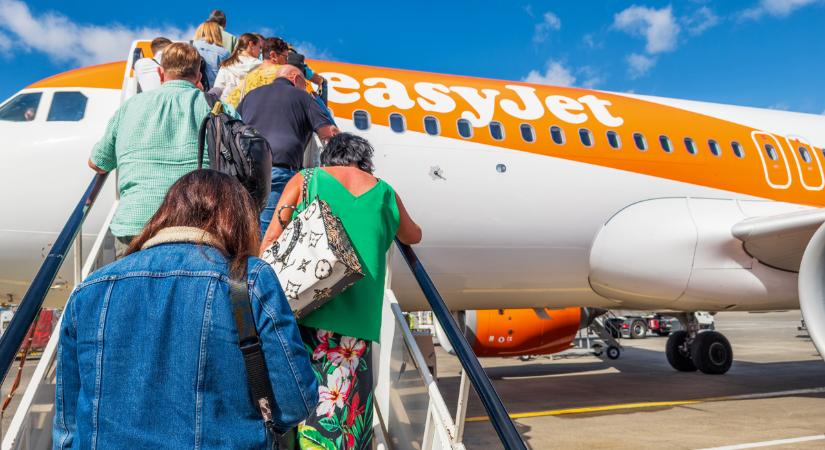 Leszállítottak egy mozgáskorlátozott utast az easyJet-járatról, miután ezt találták a kézipoggyászában