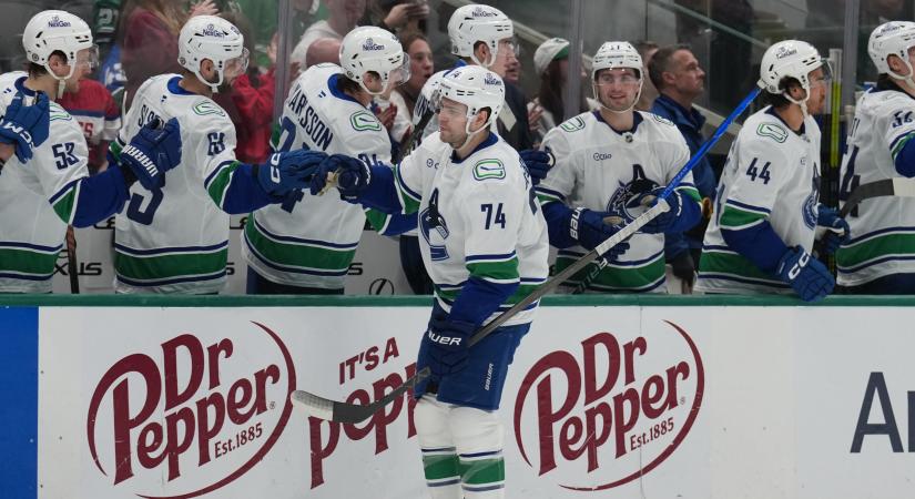 Soha nem látott fordítás az NHL-ben – egy perc alatt hármat lőtt a Vancouver